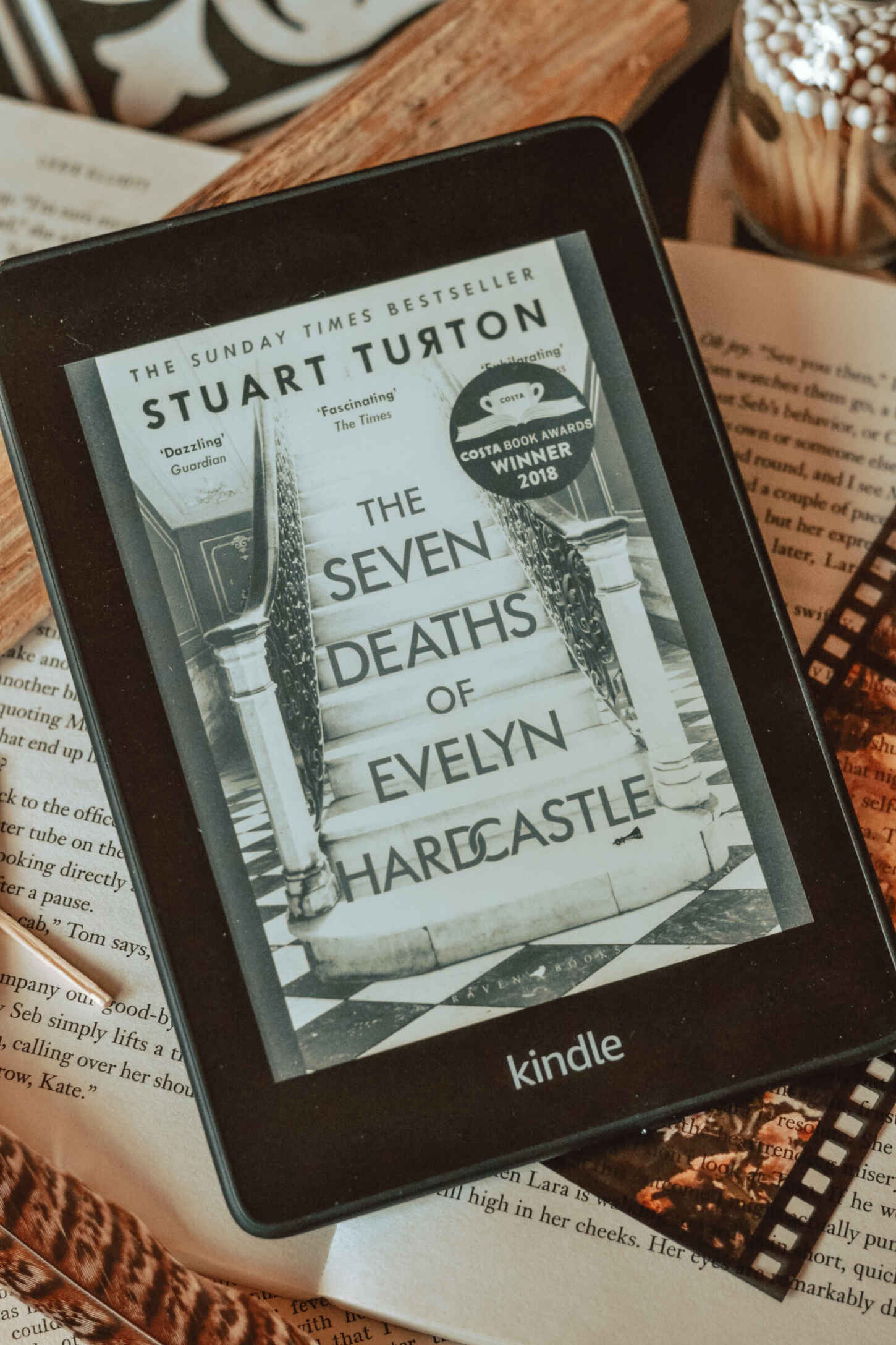 The Seven Deaths of Evelyn Hardcastle: The Sunday Times Bestseller and  Winner of the Costa First Novel Award - Stuart Turton - Libro in lingua  inglese - Bloomsbury Publishing PLC 